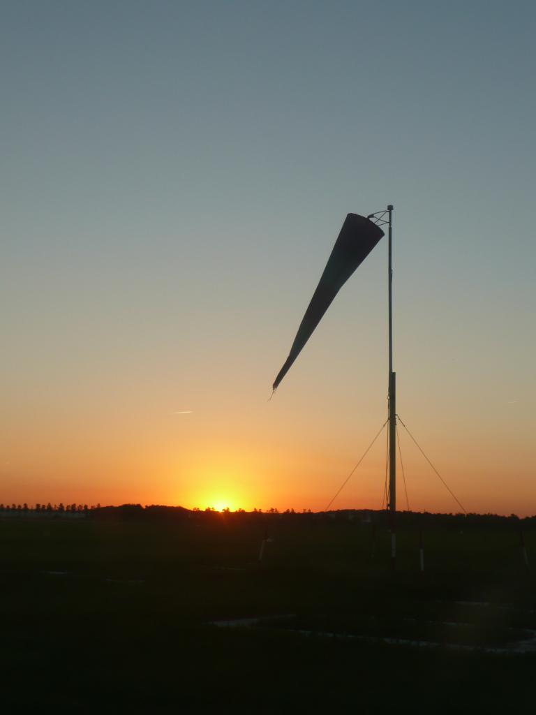 1 Levé de soleil à l'aérodrome du Creux de le Thine à Albon