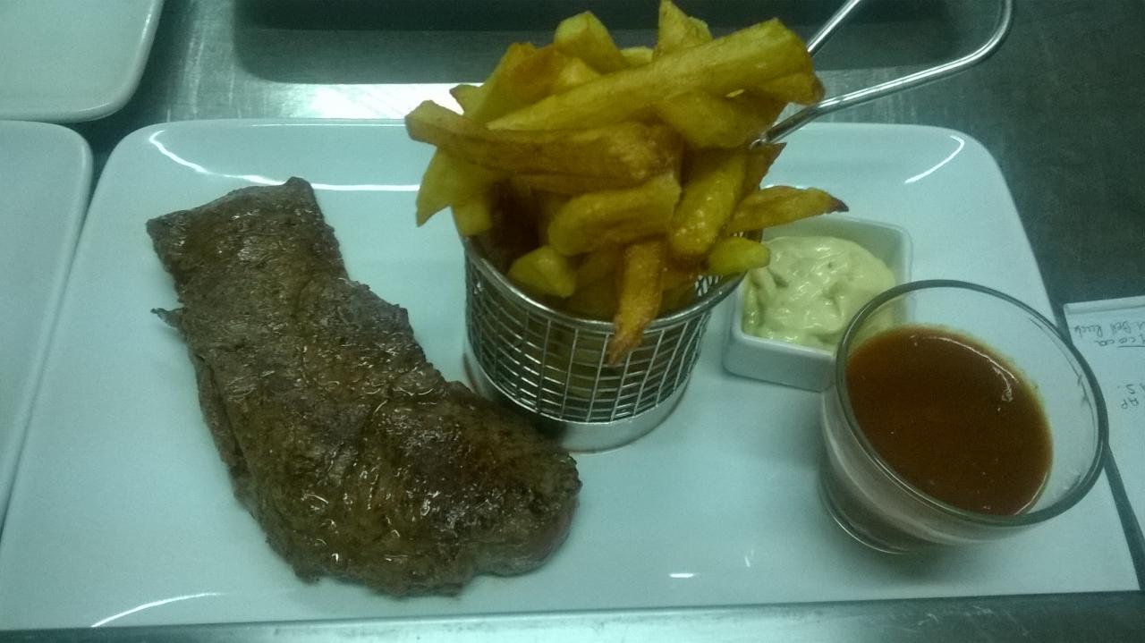 Faux filet et ses frites maison, sauces tartare et barbecue