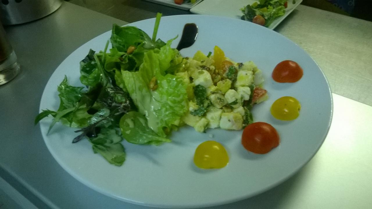 Tartare de chèvre aux pommes et aux noix