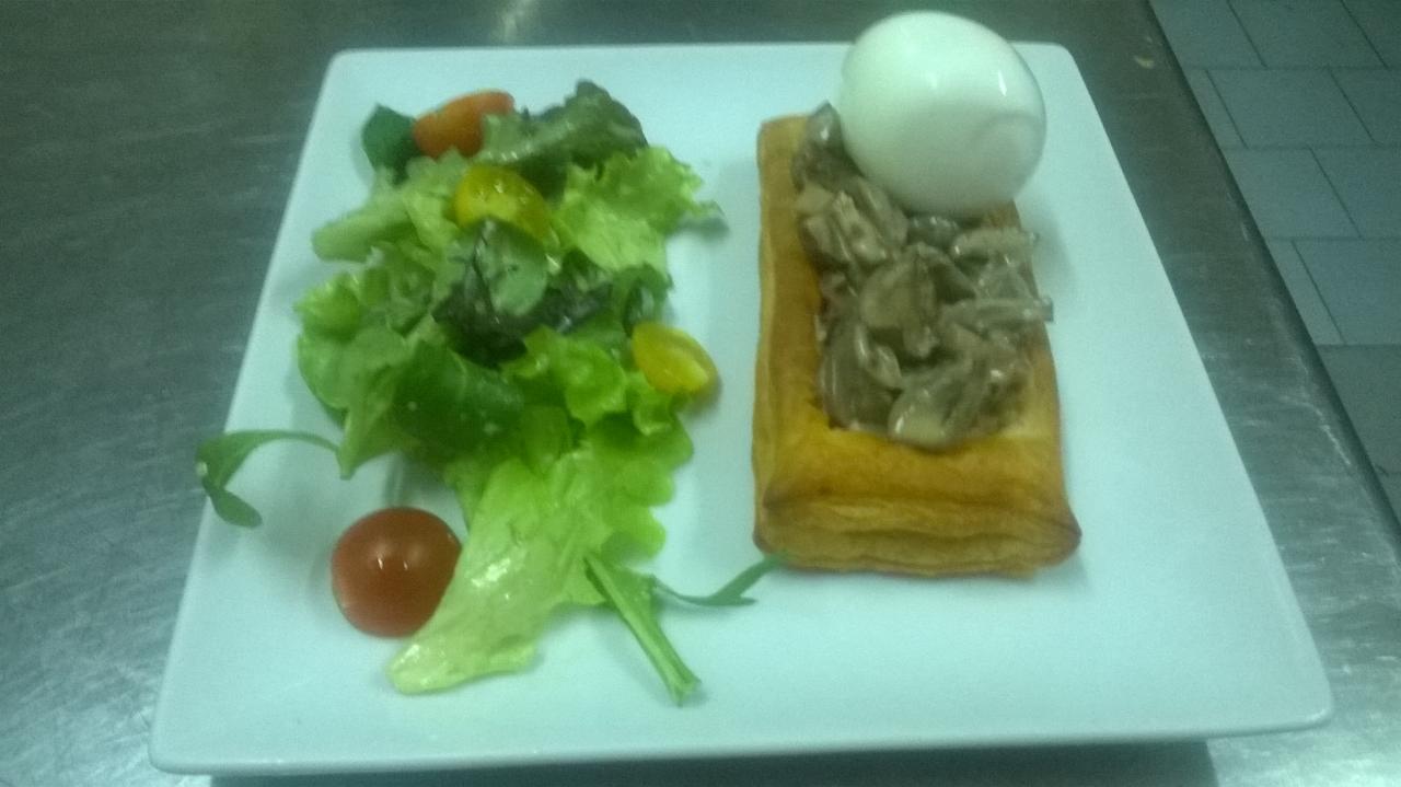 Tarte fine aux champignons et son oeuf mollet