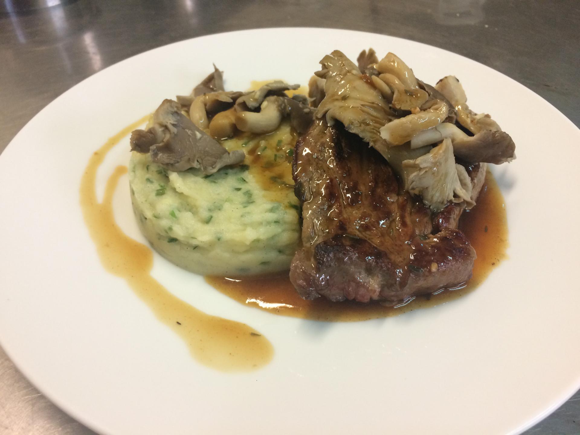 Bavette de veau aux champignons, pommes de terre écrasées à la ciboulette