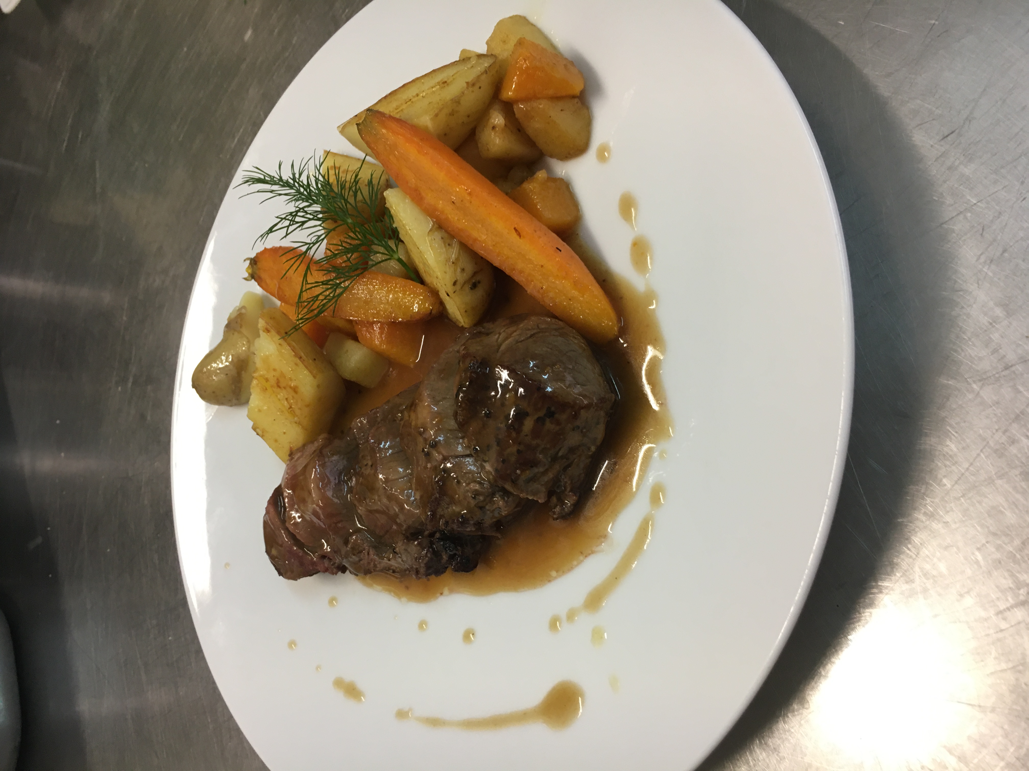 Filet mignon de sanglier sauce poivrade et poêlée de légumes d’hiver