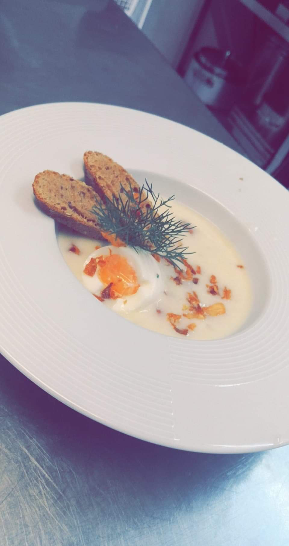 Velouté d’oignons doux et son œuf mollet