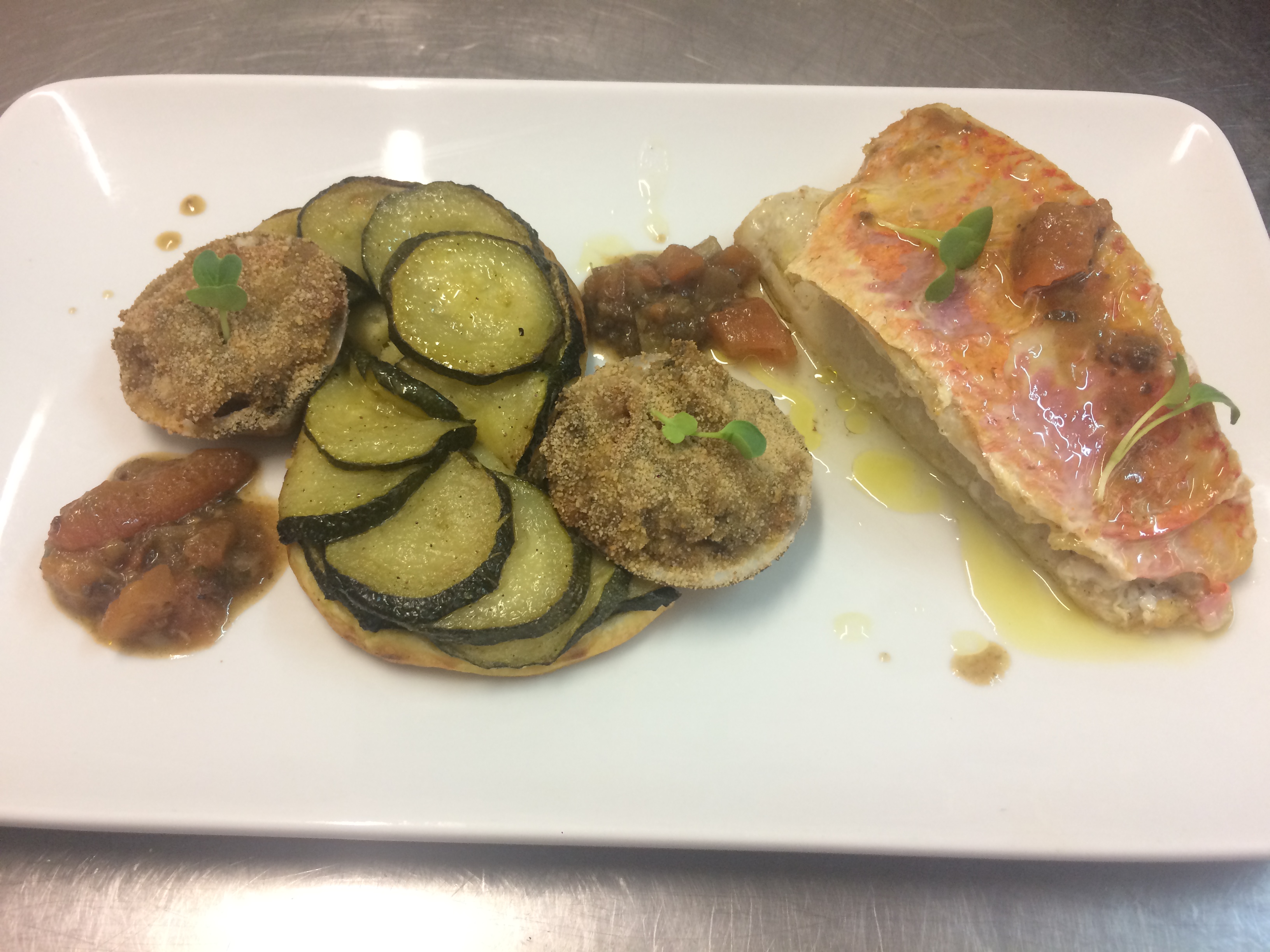 Filet de rouget et ses amandes de mer farcies, tatin de courgettes