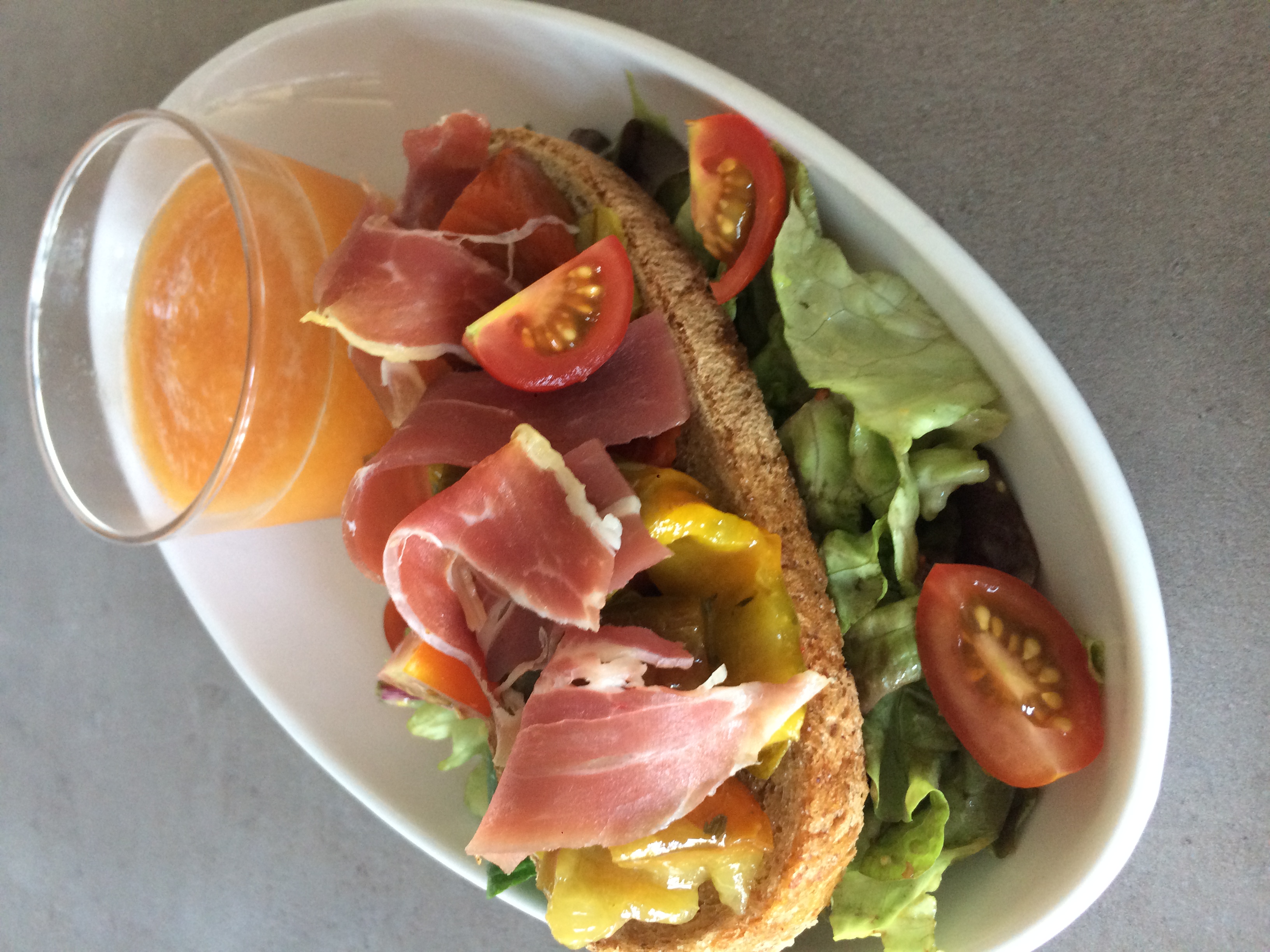 Gaspacho de melon et sa tartine aux légumes grillés et jambon de Parme