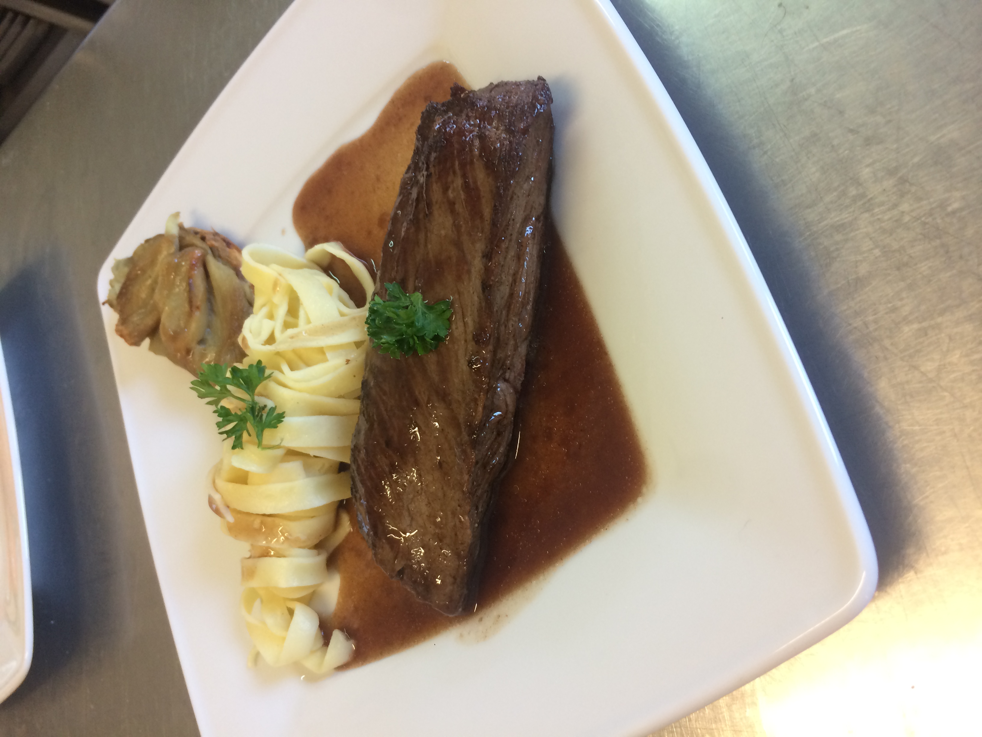 Bavette de taureau, sauce gardianne, tatin d’échalotes et tagliatelles