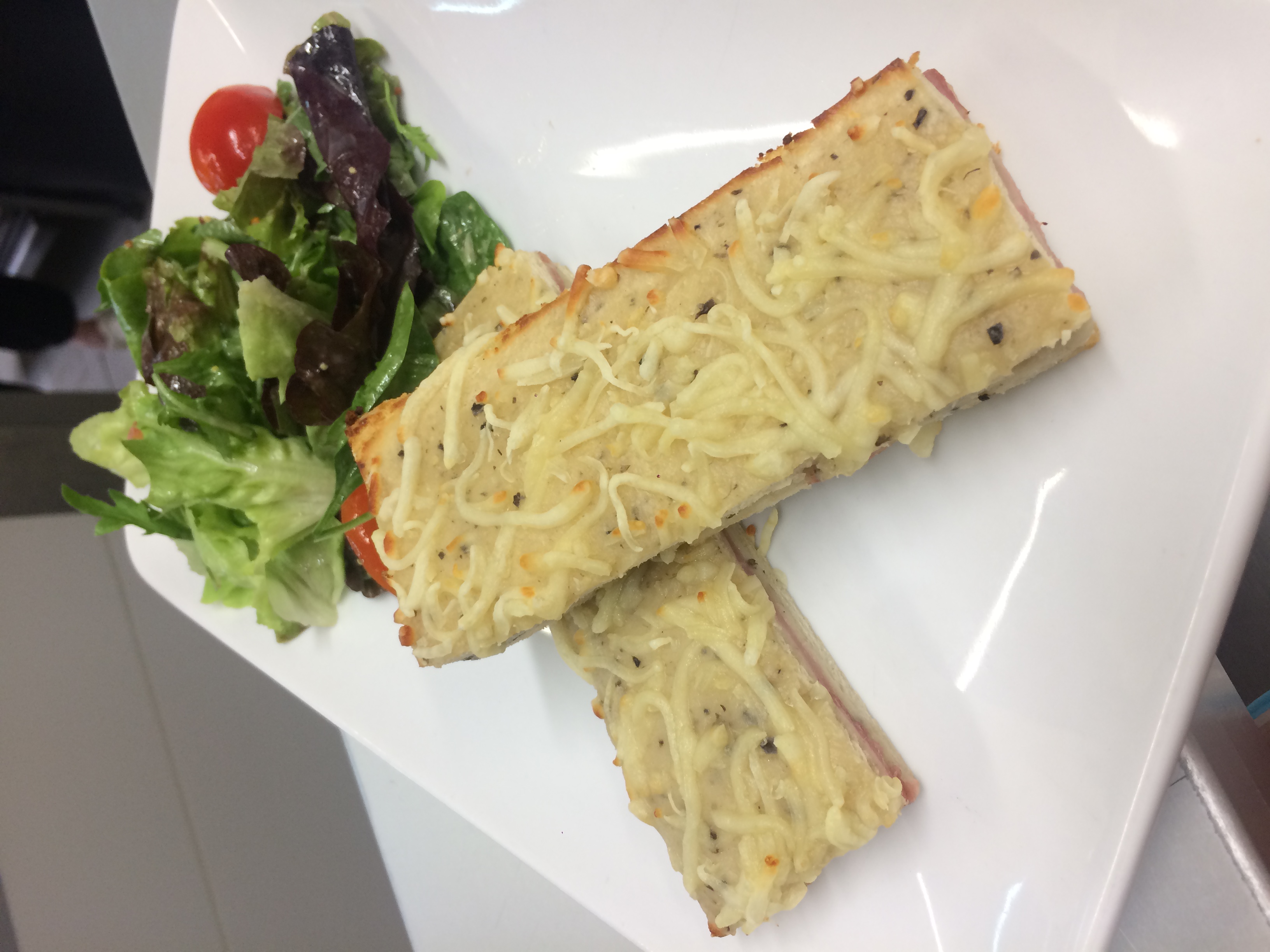 Croque-monsieur aux truffes et sa salade