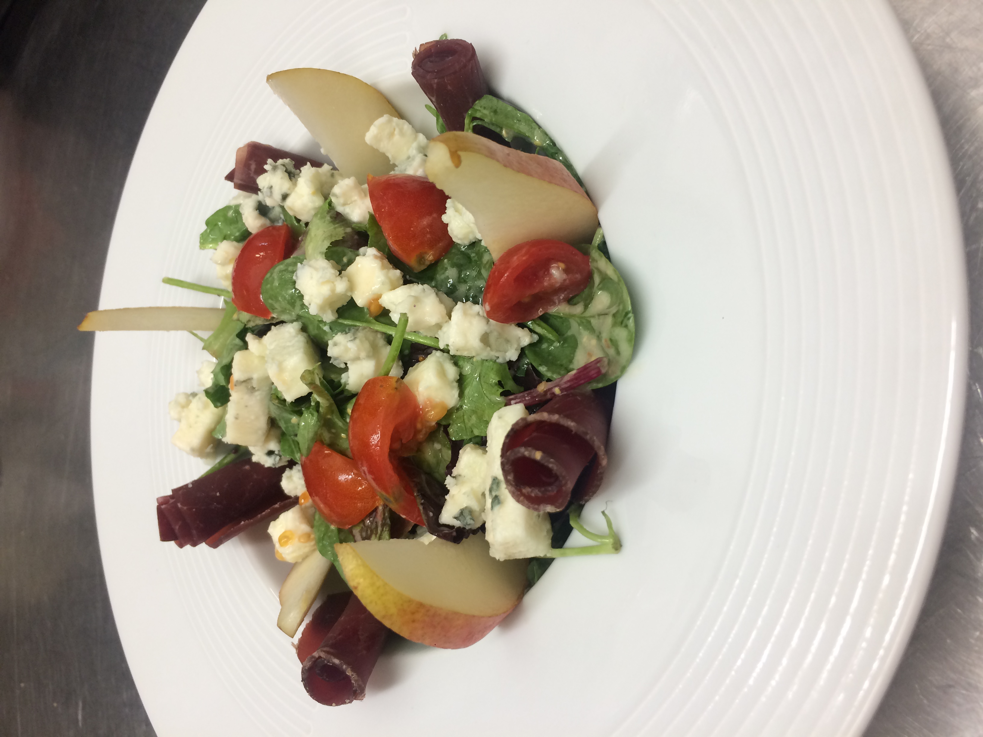 Salade au roquefort, bresaola et poires