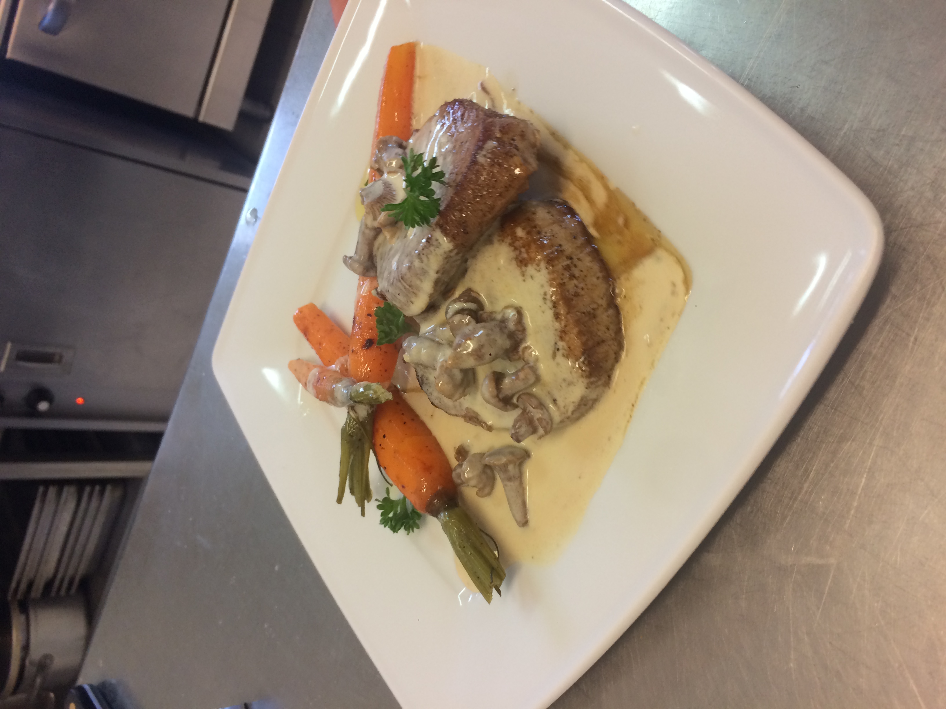 Tournedos de veau aux girolles et ses carottes confites