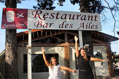 33 Elles avec des L sous le Resto Bar des Ailes