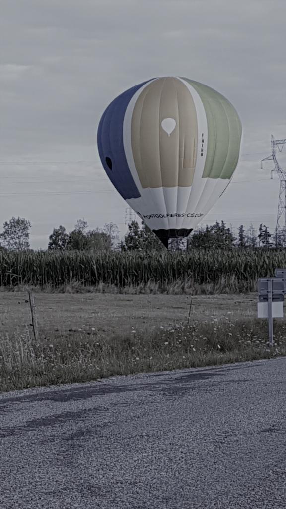 47 Pose surprise et matinale d'une montgolfière en plein champ à Eclassan