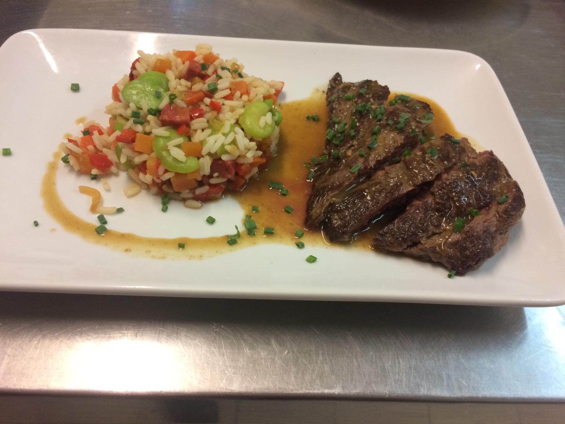 Bavette de taureau et son riz camarguais aux légumes