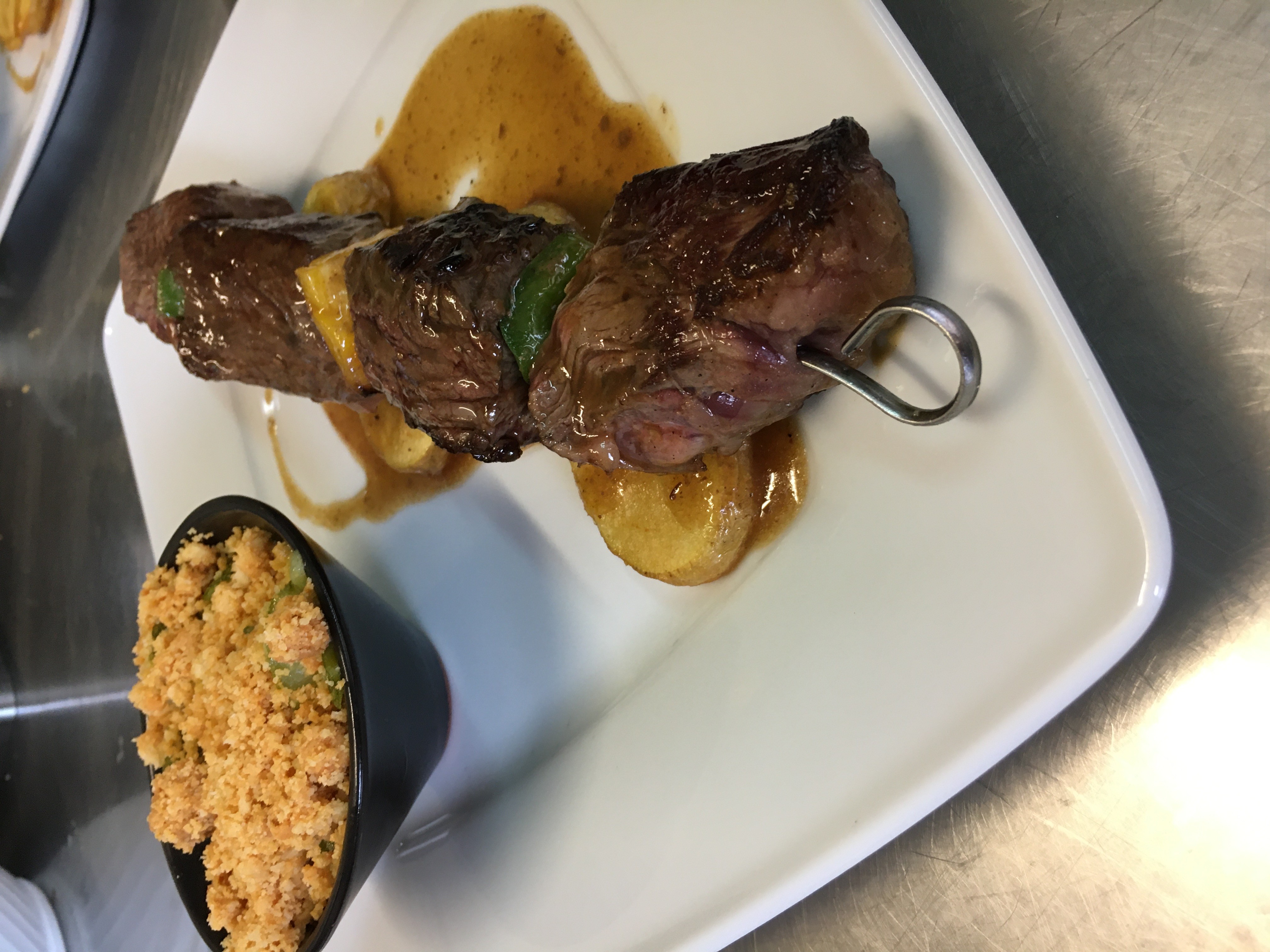 Brochette d onglet de boeuf Angus crumble de courgettes au parmesan