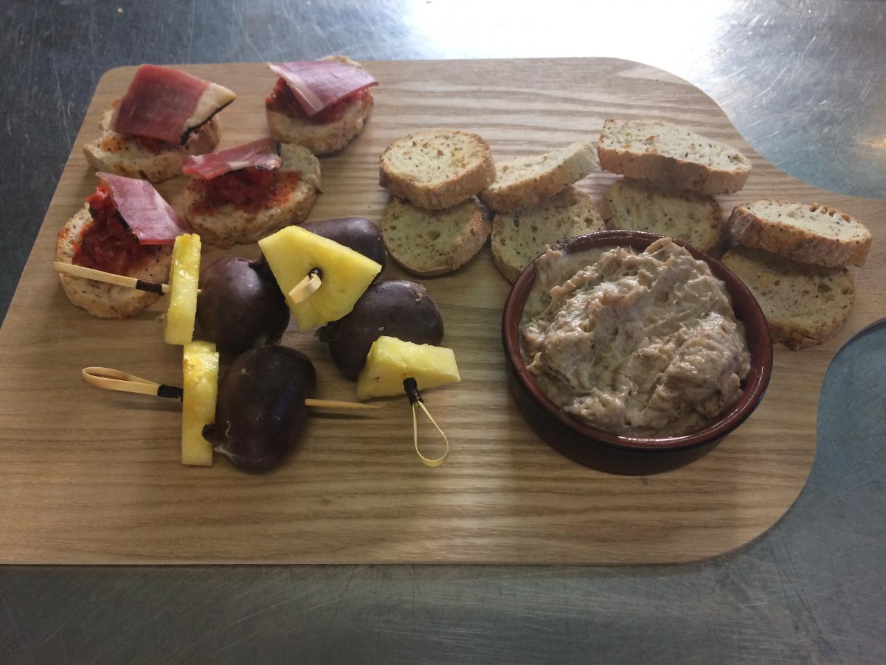 Brochette de boudin Antillais et ananas-Rillette d'oie-Bruschetta au jambon corse