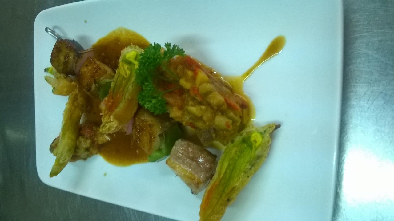 Brochette de canard, ratatouille et fleur de courgette