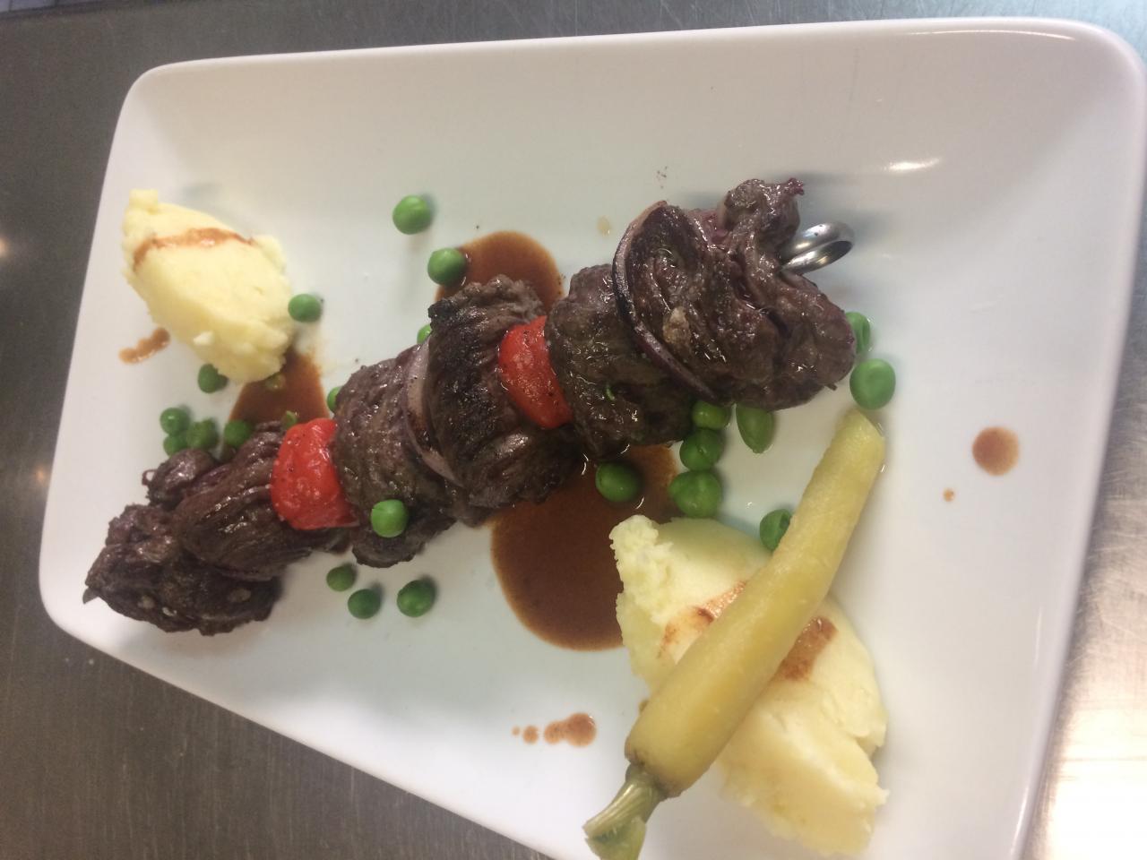 Brochette de taureau et son écrasée de pomme de terre à l'huile d'olive