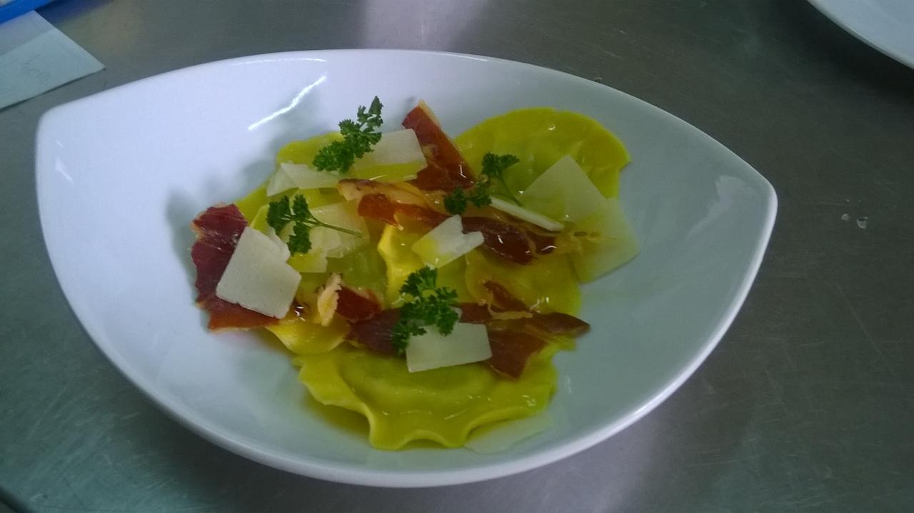 Cappellacci aux asperges vertes, chips de jambon