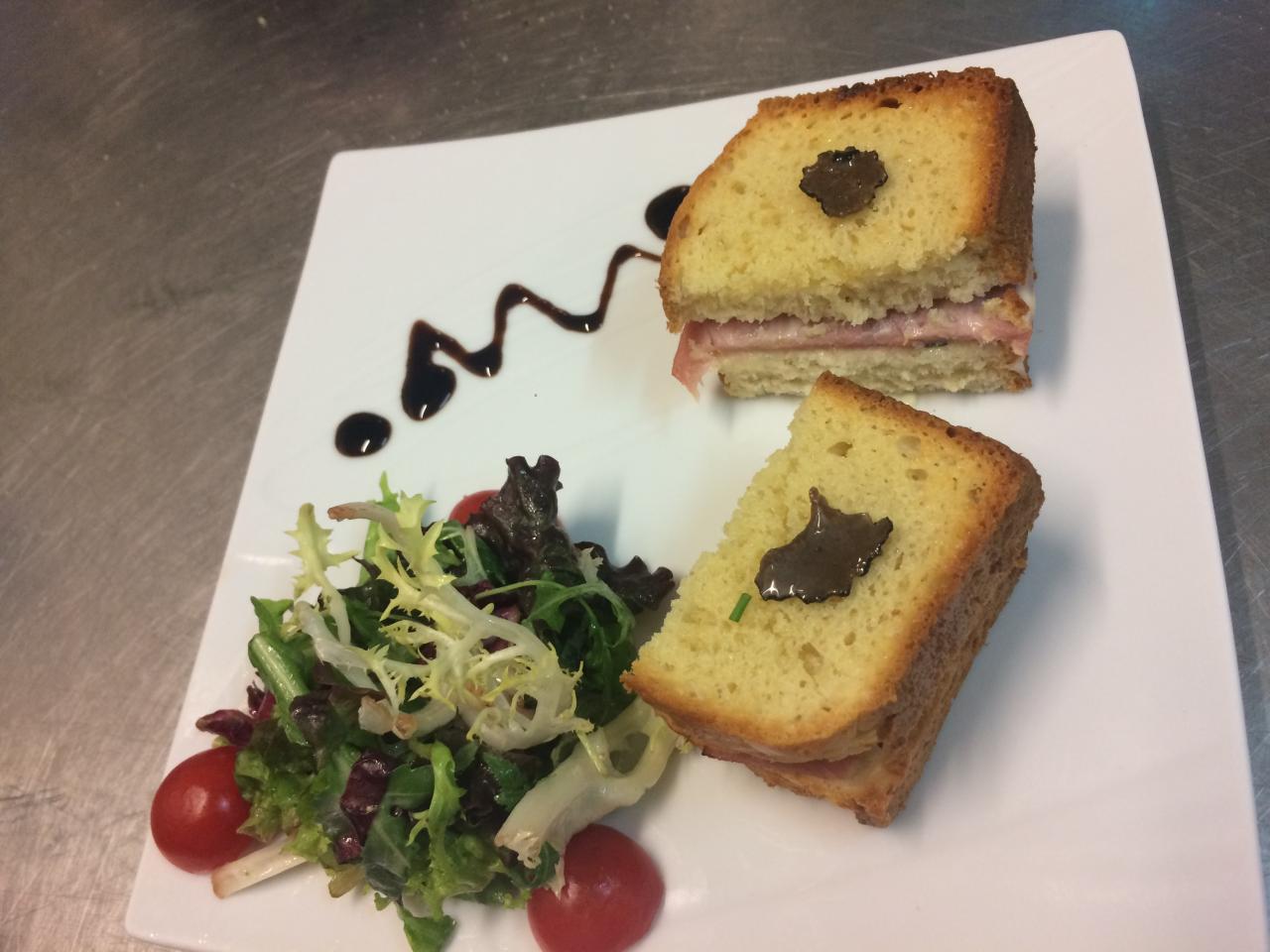 Croque-Monsieur à la truffe d’été et sa salade