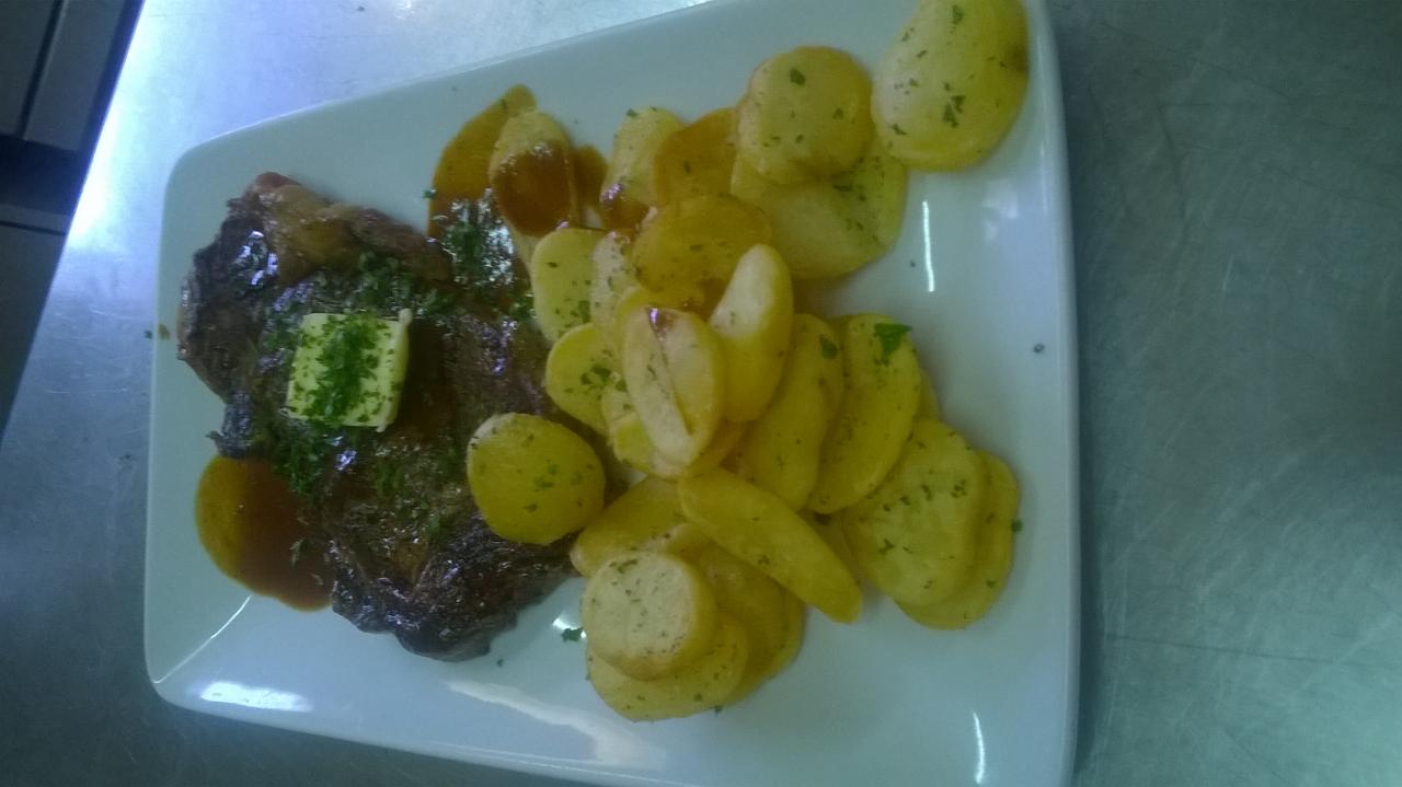 Entrecôte à la plancha, pommes de terre persillées