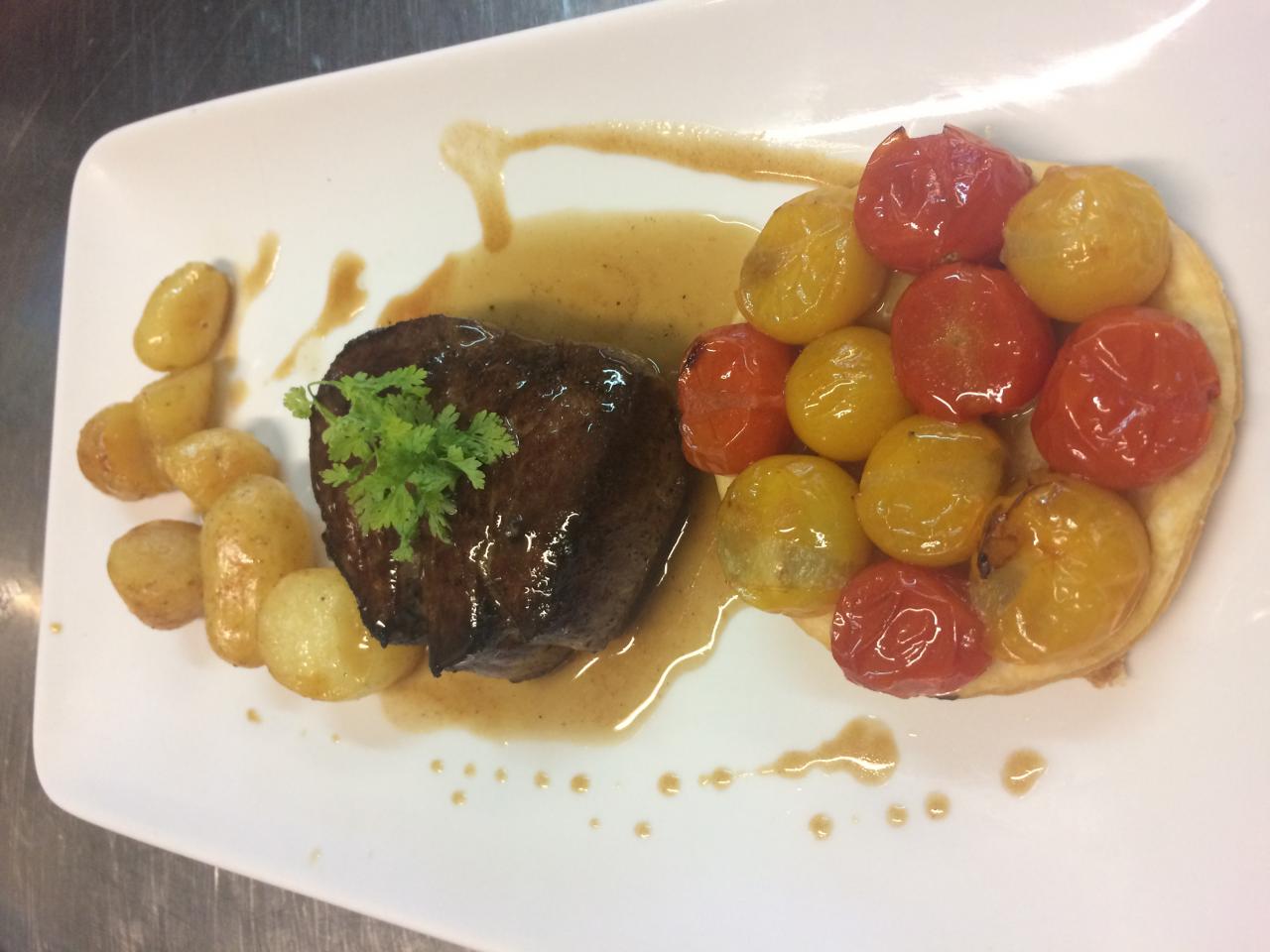 Filet de bœuf sauce au poivre, pommes sautées et tatin aux tomates cerises