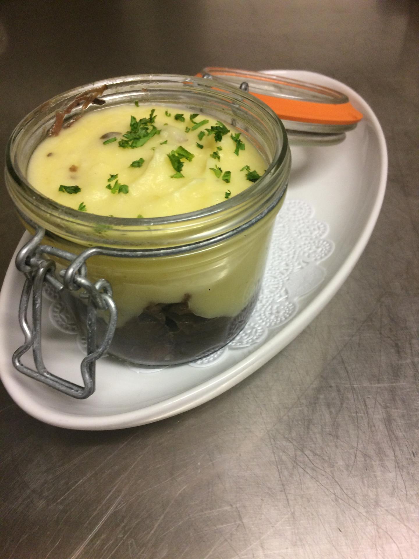 Joue de bœuf confite au Crozes-Hermitage, mousseline de pomme de terre aux truffes