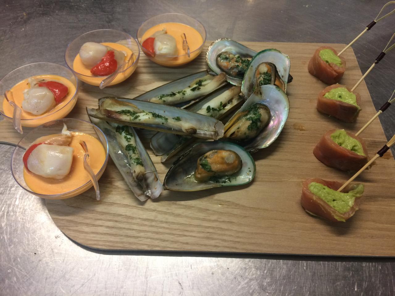 Maki saumon fumé avocat-Couteaux et moules farcis-Panna cotta poivrons et St Jacques