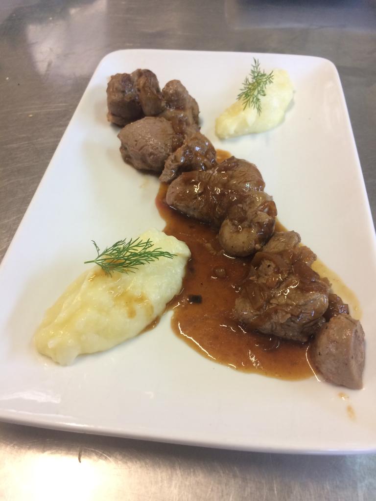 Mignon et rognons de veau aux échalotes pomme de terre écrasée au beurre salé