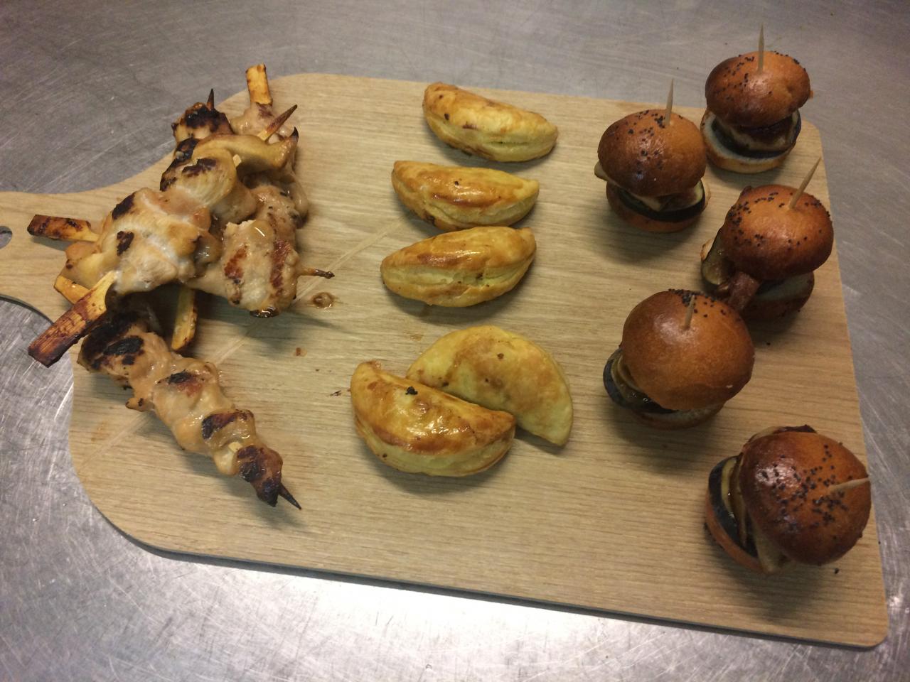 Mini burger foie gras et figue-Empanadas de boeuf-Mini brocette Yakitori