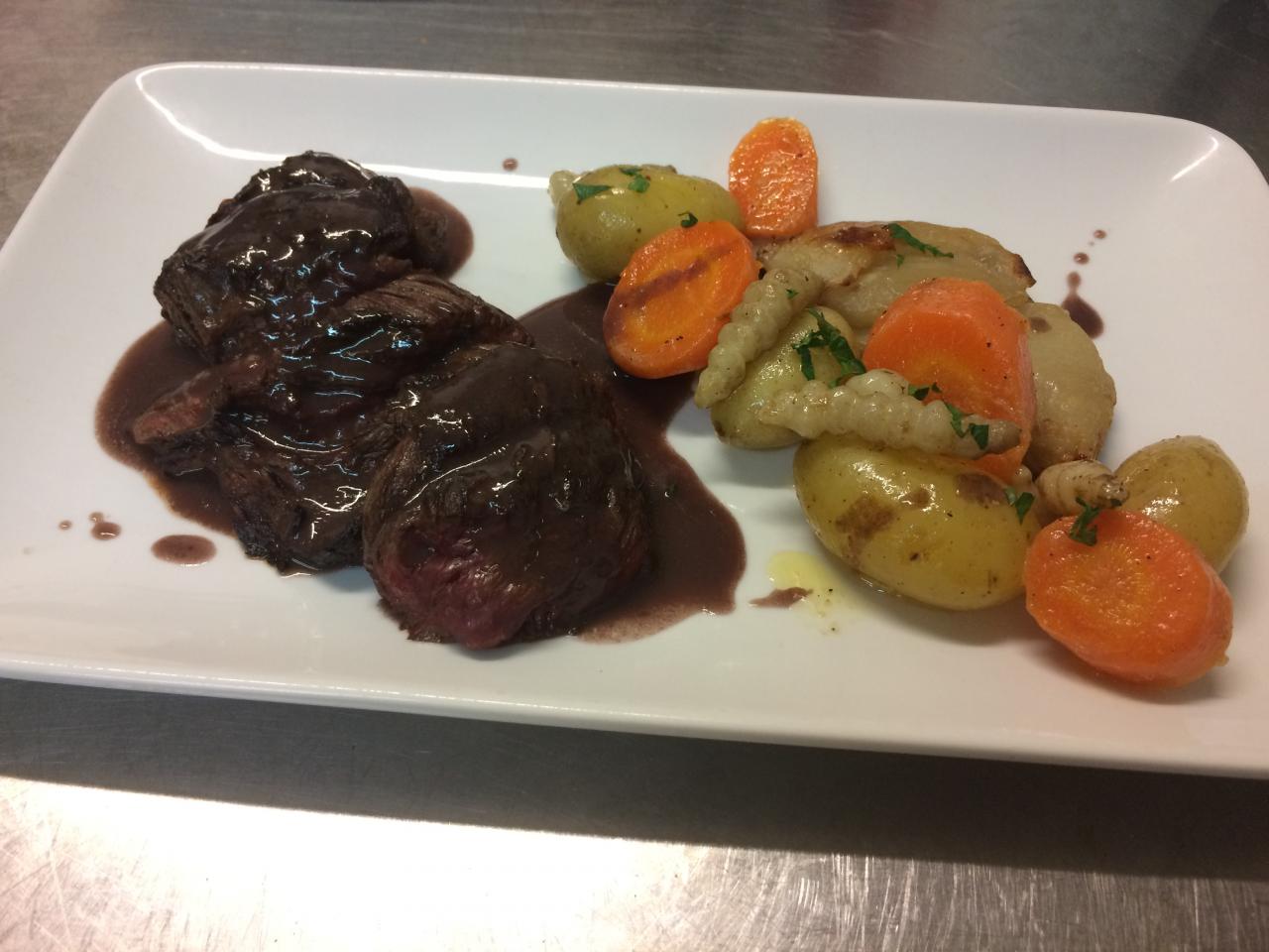 Onglet de boeuf au Saint Joseph, légumes confits et tatin à l'échalote