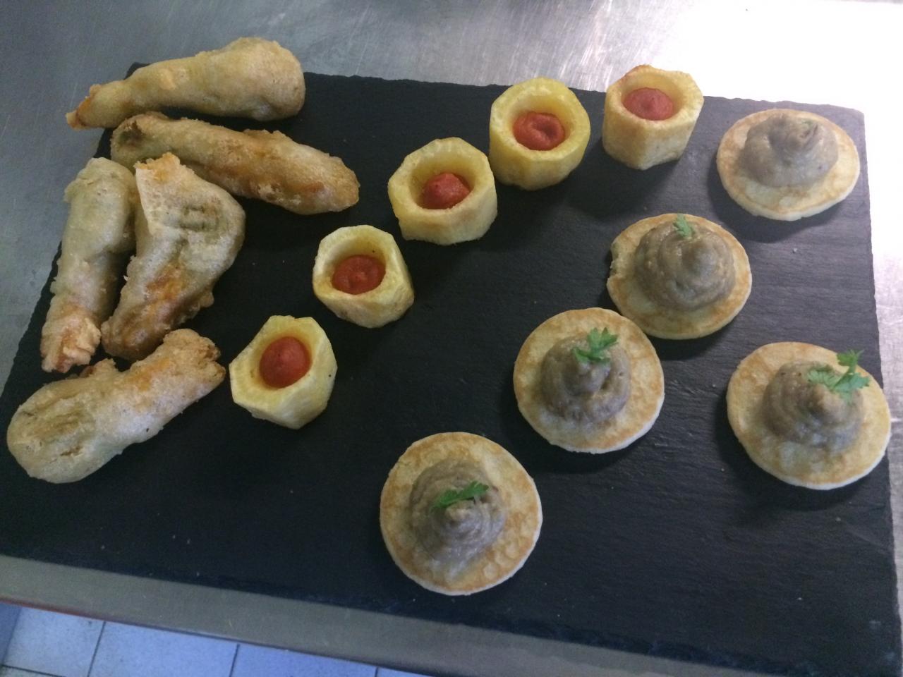 Patatas bravas-Tempura de fleur de courgette-Blinis de caviar d'aubergine