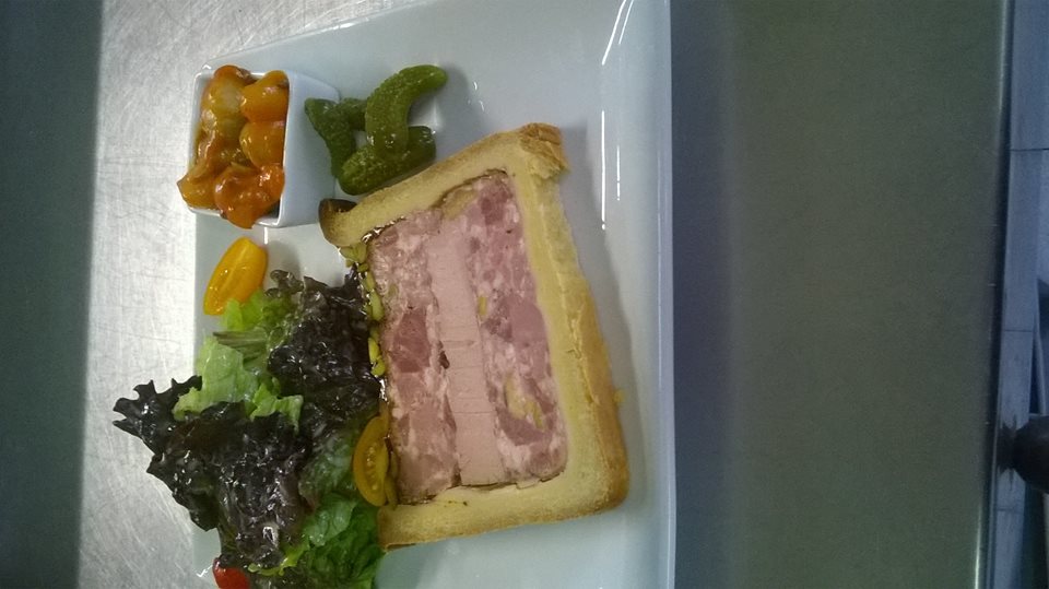 Pâté en croute d’oie et ses condiments