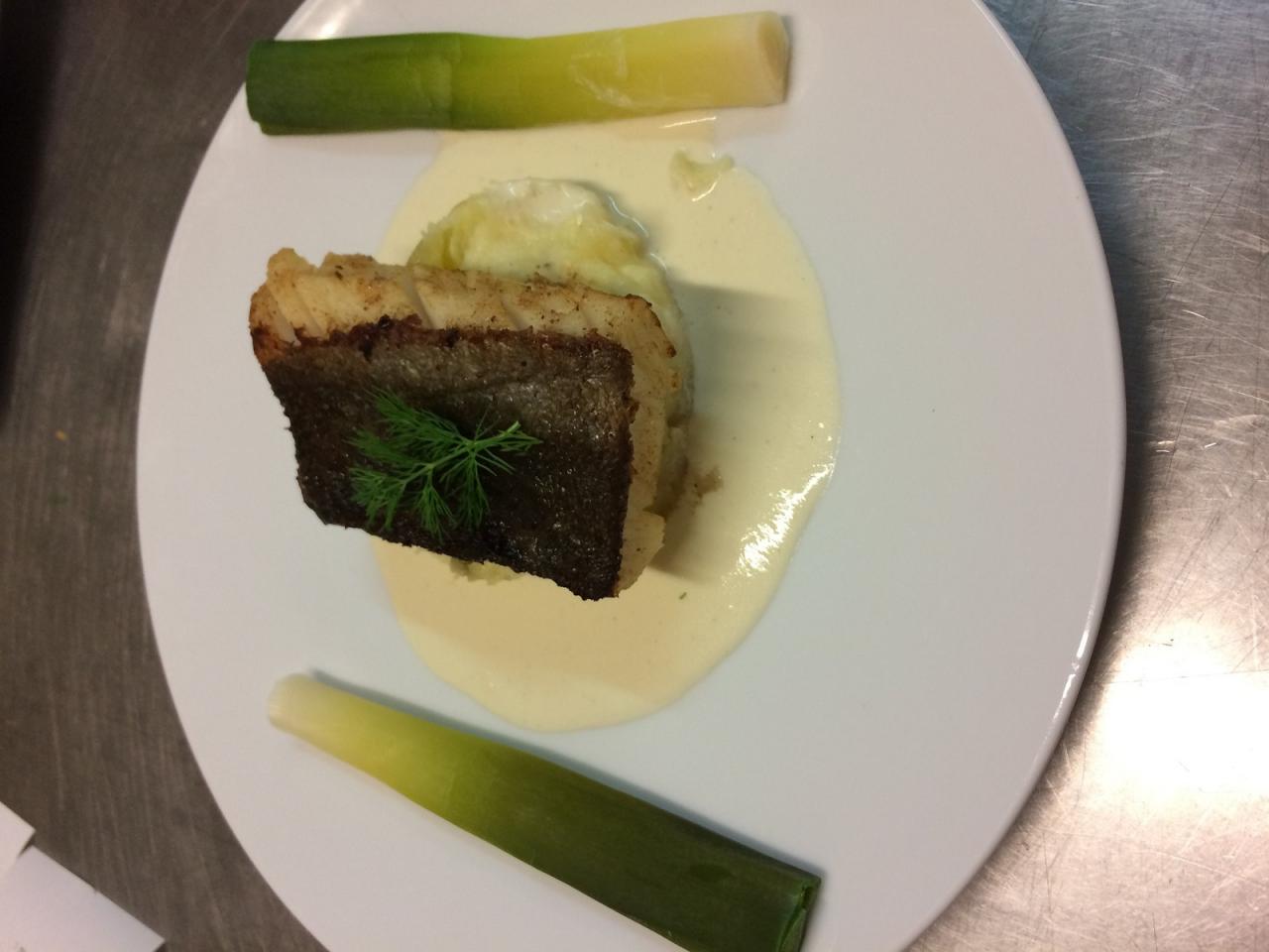 Pavé de lieu jaune sauce champagne étuvée de poireaux et pomme de terre écrasée