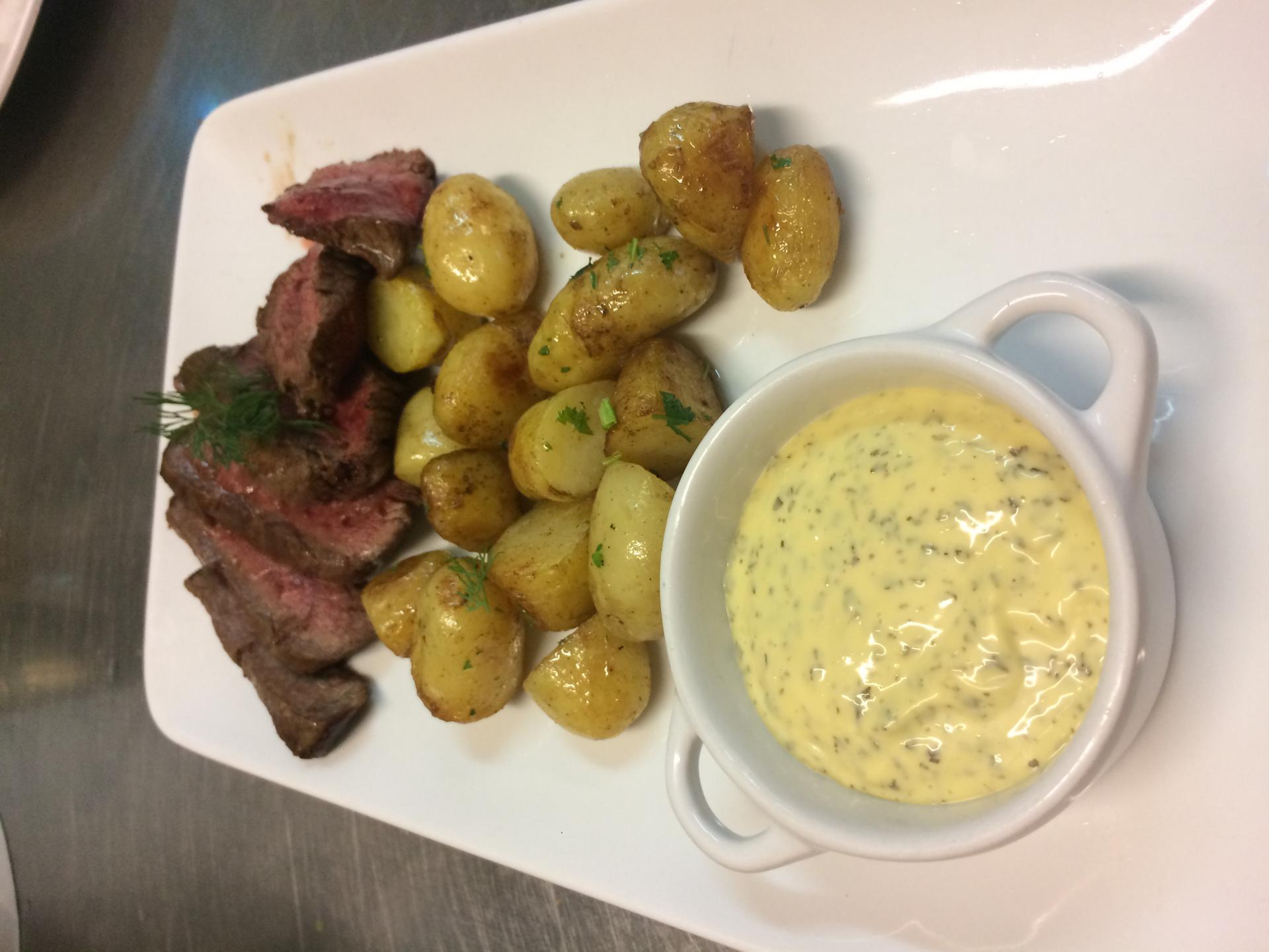 Pavé de rumsteck maturé, sauce béarnaise et pommes persillées