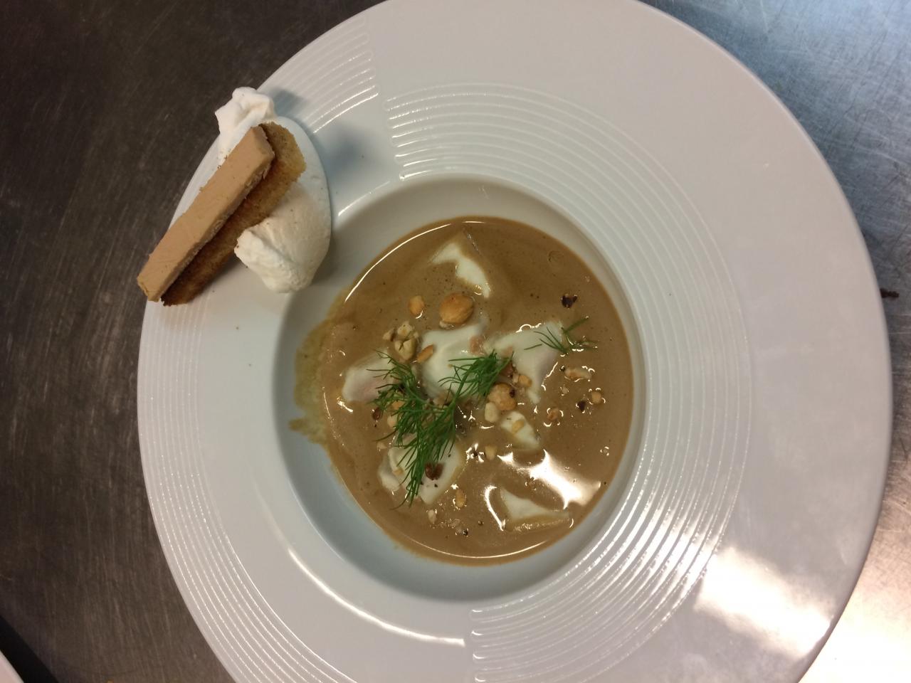 Ravioles au foie de canard et son velouté aux cèpes et noisettes