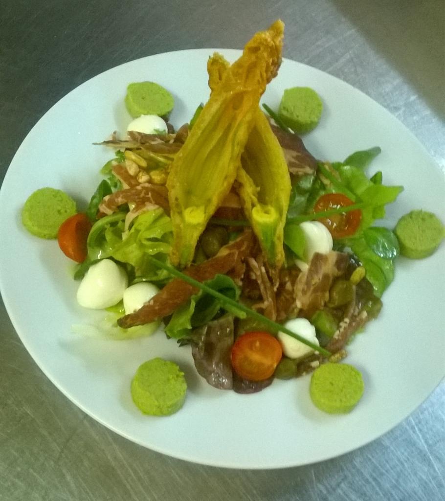 Salade printanière et son beignet de fleur courgette