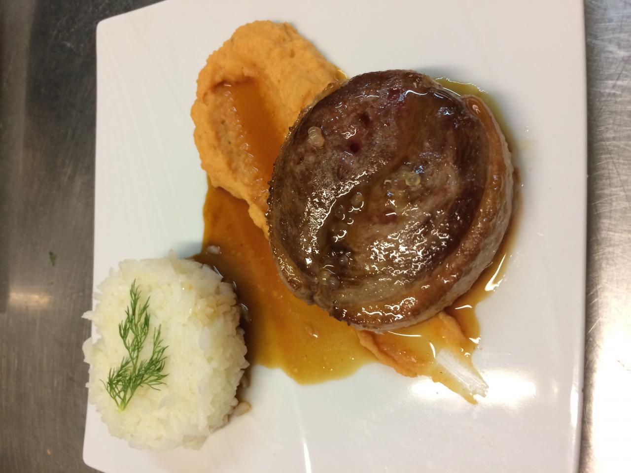 Tournedos de canard et son jus aux agrumes, purée de patates douces et riz thaï