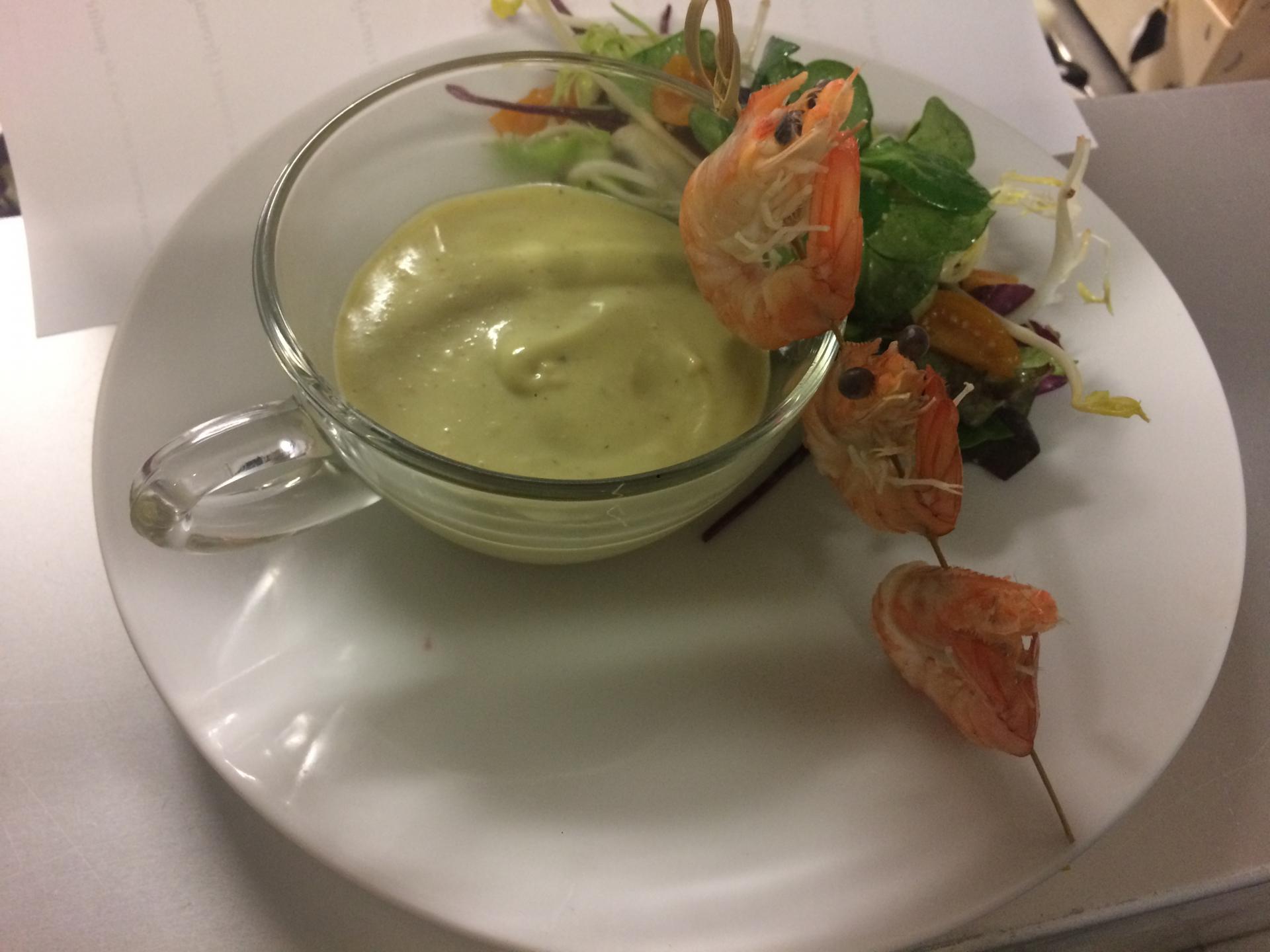 Velouté glacé d’avocats et crevettes roses