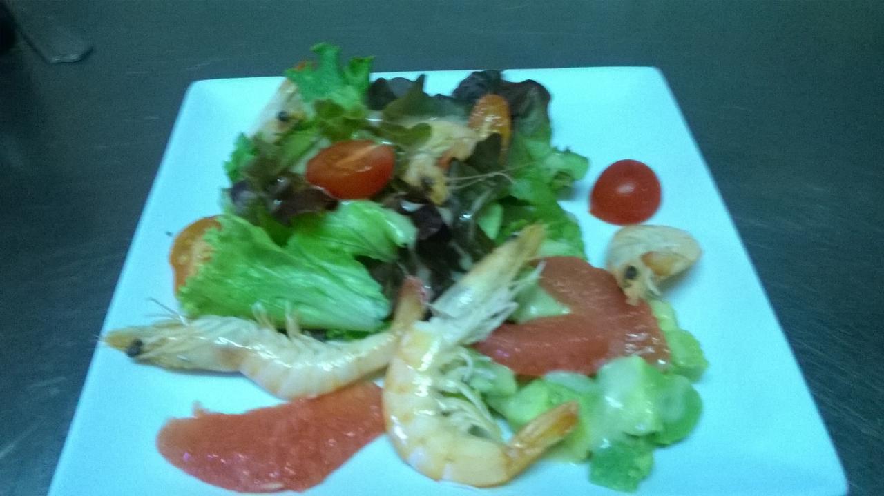 Salade aux crevettes et pamplemousses