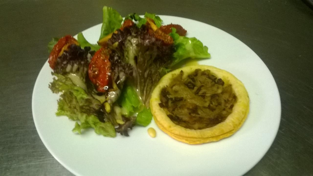 Tarte pissaladière, salade aux tomates confites