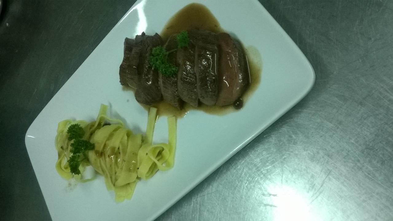 Pavé de cerf et son jus au genièvre, tagliatelles fraiches