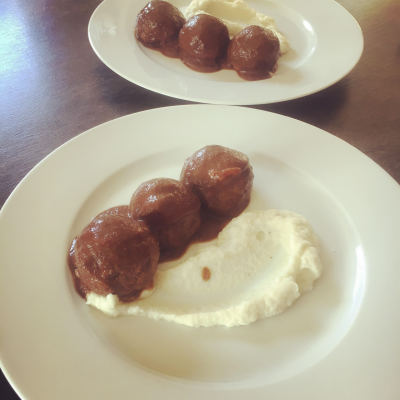 Boulettes de canard confit laquées au vin rouge et mousseline de chou fleur