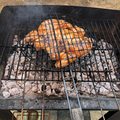 Poulet mariné cuit au barbecue et sa bruschetta aux légumes grillés