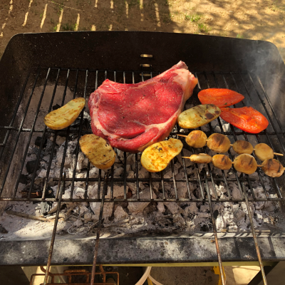 Côte de bœuf et légumes au barbecue