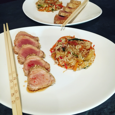 Tataki de thon, riz sauté aux légumes