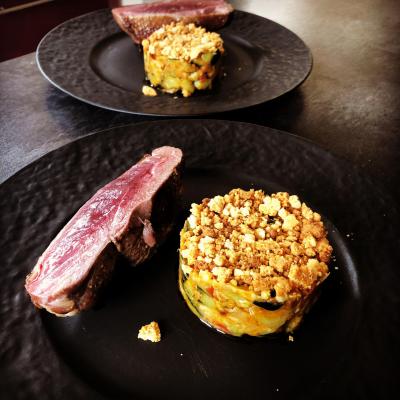 Filet de canard rôti, crumble de courgettes à la tomate