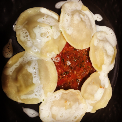 Raviolis d’agneau, concassée de tomates et écume de mozzarella